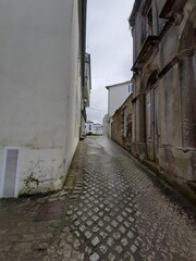 Callejón de bajada en el casco histórico de Vilalba, Galicia