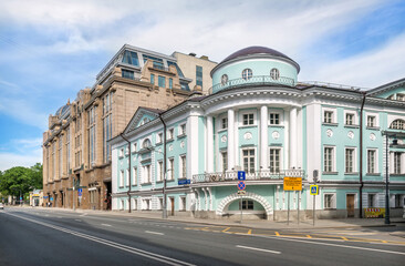 Fototapeta na wymiar The building of the Sheremetev Estate on Vozdvizhenka Street in Moscow. Caption: Nearest underground passage at 90 m