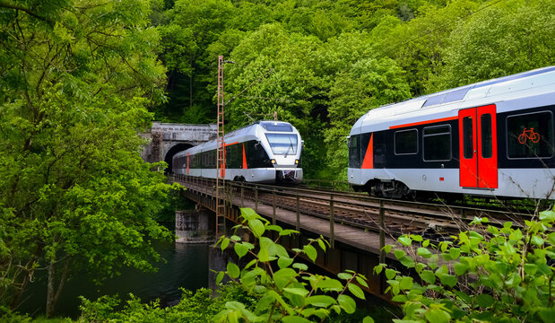 Eisenbahn Begegnung Sauerland Lennetal Ruhr-Sieg-Strecke Br&uuml;cke Z&uuml;g Viadukt Gleis Bahn Triebwagen Werdohl Altena Hagen Siegen Deutschland Fluss Tunnel Portal Landschaft Takt B&auml;ume Natur Reise Express