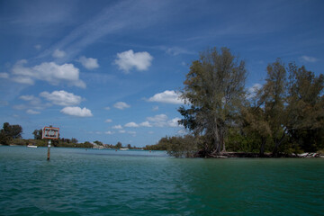Navigation en bateau dans les canaux turquoises de Venice en Floride