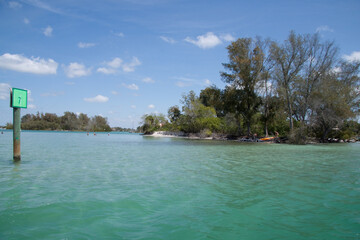 Passage près d'une île à travers les canaux de Venice en Floride