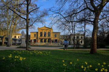 Im Luitpoldpark von Bad Kissingen mit Blick zur Spielbank 