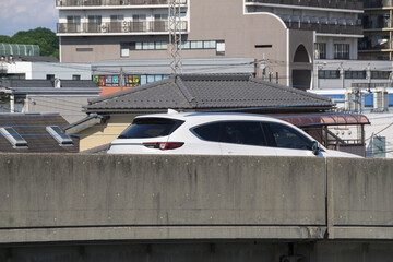 市街地の陸橋を走る自動車