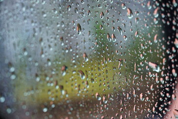 雨の日のガラス