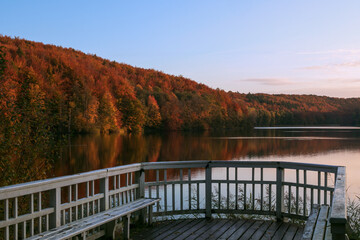 schöne Aussicht am Ukleisee vom Steg beim Jagdschlösschen im Herbst