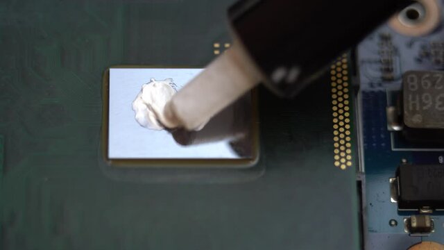 Applying thermal paste to a laptop processor, replacing thermal paste on a laptop GPU