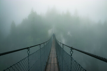 Hängebrücke Grimselpass, Schweiz. Wanderung an nebligen Tag. Nebel.