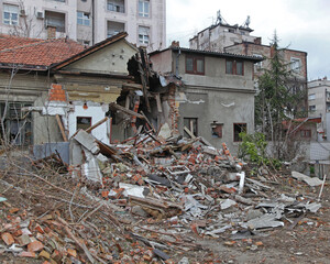 Earthquake House