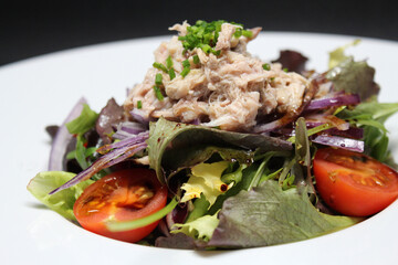 Ensalada con atún, lechugas variadas, tomate cherry  y cebolla