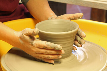 Fototapeta na wymiar Keramik-Tasse getöpfert in beige