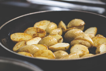 gebratene Kartoffeln in einer Pfanne
