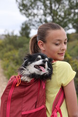 portrait de jeune fille et son chien dans un sac à dos - 436081833