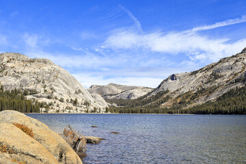 Fototapeta na wymiar A view of Tenaya Lake in Yosemite national park