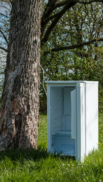 Alter K&uuml;hlschrank auf Wiese abgestellt
