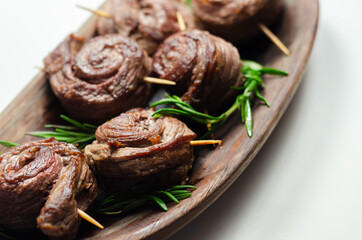 Juicy beef, fried and cooked in the shape of a rose, creatively served meat