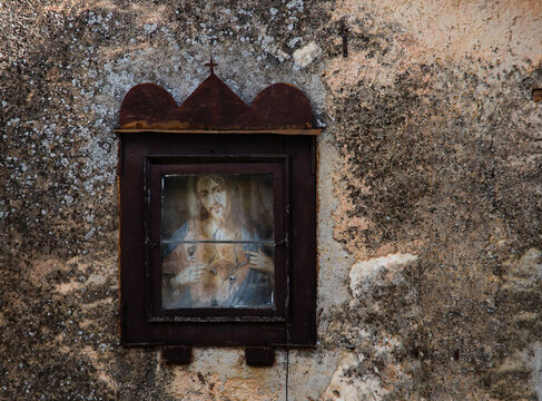 Italia, tipico altarino religioso nel borgo antico di Fumone, in provincia di Frosinone.