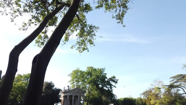 Roma, il laghetto di Villa Borghese con al centro il tempio di Esculapio.
