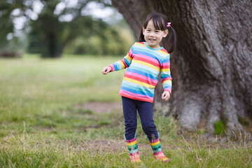 Obraz premium young girl playing in the summer forest park