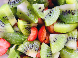 kiwi erdbeere obstsalat, kiwi erdbeeren geschnitten, kiwi erdbeere stücke, kiwi erdbeere nahaufname