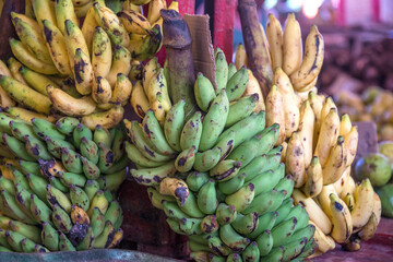 Piñas de plátanos en un mercado de barrio de La Habana, Cuba