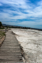Obraz premium Carbonate mineral cliff with calcite-laden waters in Hierapolis Pamukkale in Turkey