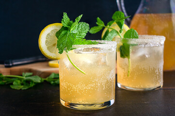 Kentucky Lemonade Cocktails: Bourbon and lemonade cocktail served in sugar-rimmed glasses with garnish - obrazy, fototapety, plakaty
