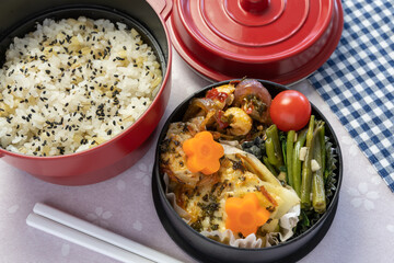 妻のために作った主夫の弁当（丸、桜の花背景）ポテトの重ね焼き、空心菜炒め、ガパオ、ミニトマト、ニンジン花柄