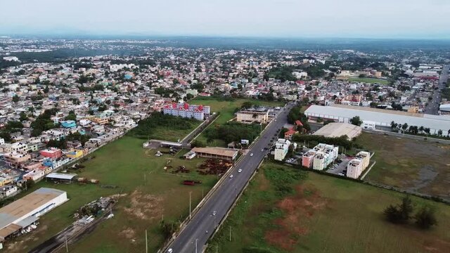 Toma aerea de una de las zonas francas de Republica dominicana, La zona Franca de Hainamoza. Vuelo hacia atras de un drone donde vemos cada vez mas parte de la zona franca