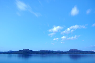 Fototapeta na wymiar 湖の畔から見上げる青い黄昏の空。日本の北海道の屈斜路湖。
