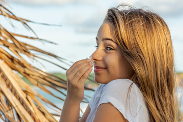 Menina criança loira feliz na natureza