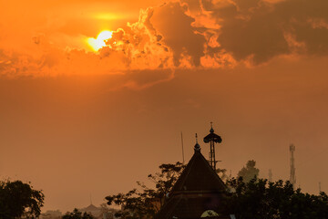 Obraz premium Mosque dome and minaret silhouette with golden burning sky sunset background