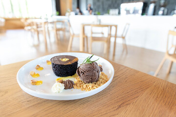 Ice cream and chocolate cake Put on a mouthwatering dish