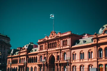 Foto op Plexiglas Casa Rosada under the sunlight and a blue sky in Buenos Aires, Argentina © André Bernardo/Wirestock