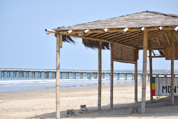 Cabaña en la playa con cielo azulado y soleado 