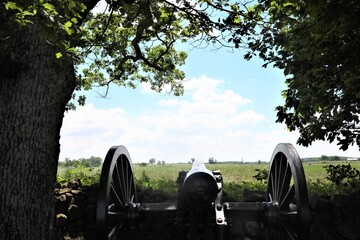 A View of a Gettysburg Battle Field Seen Over a Civil War Canon in Pennsylvania - obrazy, fototapety, plakaty