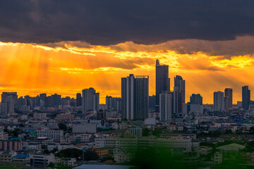 Obraz premium The high angle background of the city view with the secret light of the evening, blurring of night lights, showing the distribution of condominiums, dense homes in the capital community