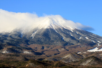 雲に覆われた積雪の御岳山