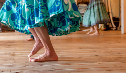 フラダンスのステップを踏む女性の足