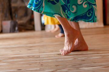 フラダンスのステップを踏む女性の足
