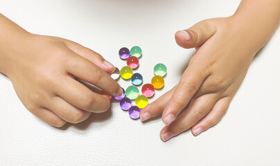 ビー玉遊びをする子供の画像