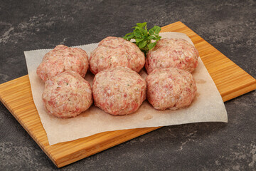 Raw turkey meatball for cooking