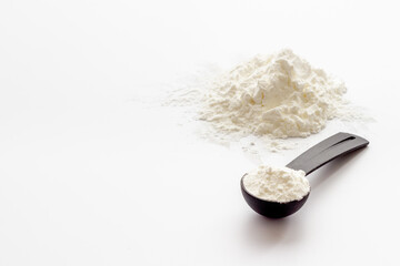 White whey protein powder in scoop. Sport nutrition concept - obrazy, fototapety, plakaty