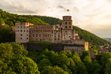 Heidelberger Schloß im weichen Abendlicht der untergehenden Sonne.