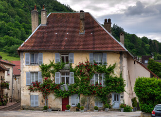 Fototapeta na wymiar Maison jurassienne traditionnelle à Vuillafans, Doubs, France