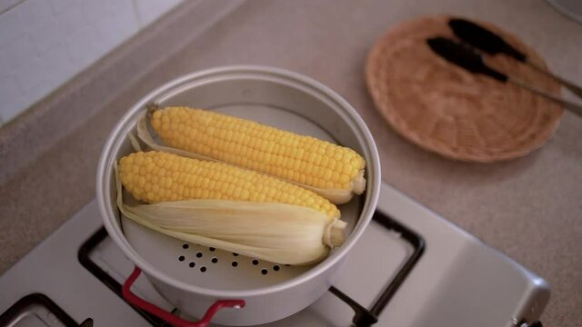 Steamed corn / 옥수수 