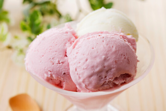 ストロベリーとミルクアイスクリーム Strawberry and milk ice cream