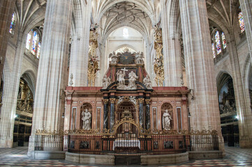 Fototapeta na wymiar Altar en el interior de la catedral de Segovia