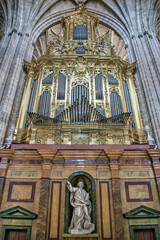 Órgano, instrumento musical de viento, en el interior de la catedral gótica de Segovia, España