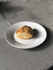 皿の上の自家製スコーン