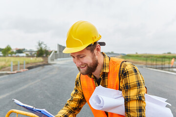 Bauarbeiter mit Checkliste und Bauzeichnung